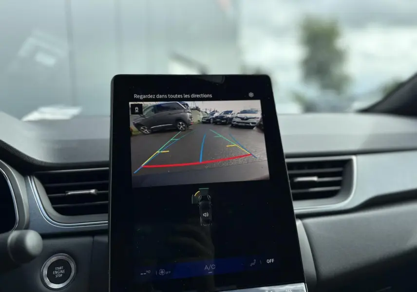 Écran tactile central montrant la caméra de recul d'une Renault Symbioz gris Rafale, vue intérieure avant.