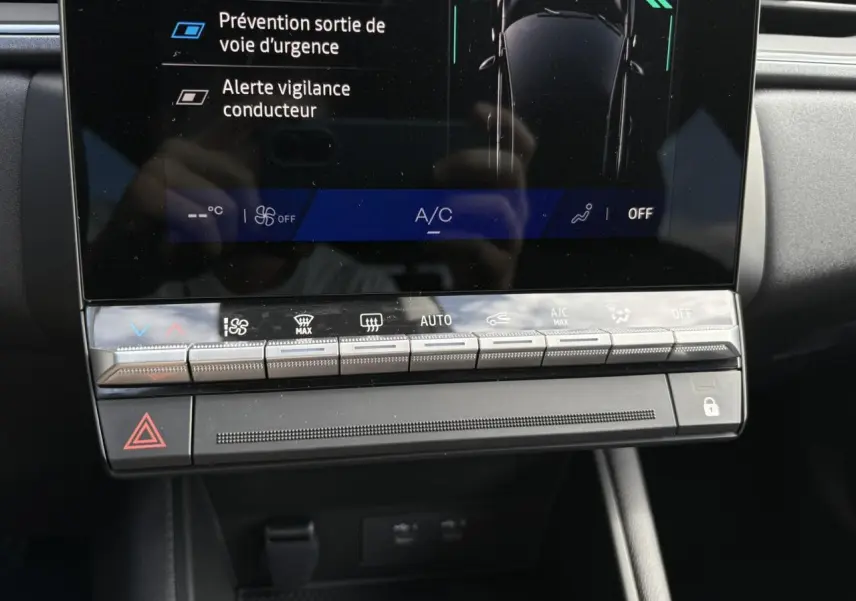 Détail de la console centrale du Renault Symbioz 2025 avec écran tactile et commandes climatisation en finition Techno.