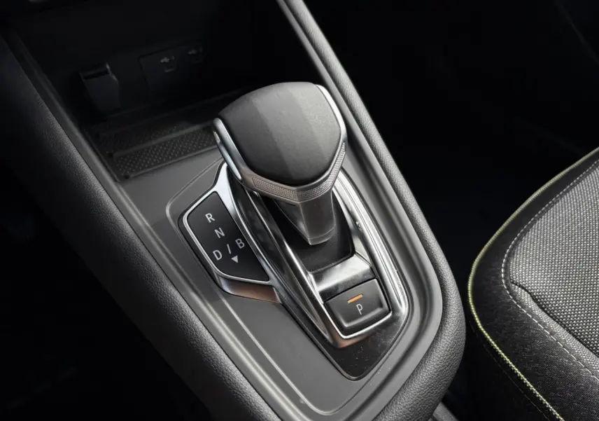 Le levier de vitesses automatique noir et chrome du Renault Symbioz E-Tech Full Hybrid, vu en gros plan côté console centrale.