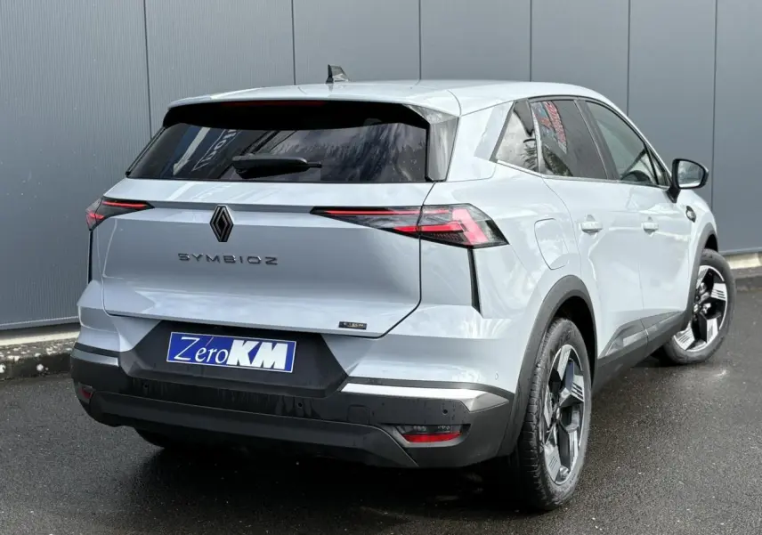 Vue 3/4 arrière droite du Renault SYMBIOZ gris Rafale avec feux LED effilés et jantes 18 pouces Gravity.