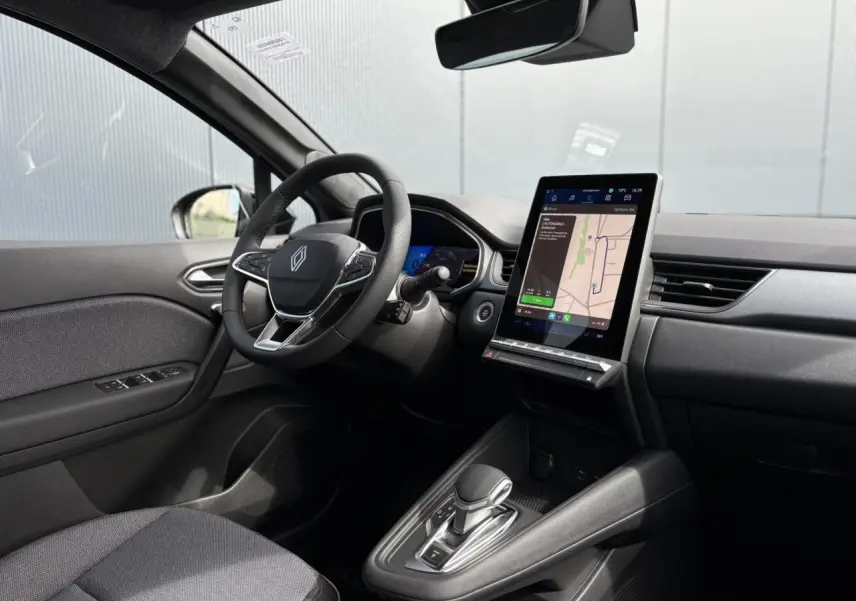 Intérieur avant droit du Renault SYMBIOZ gris, volant multifonction et écran tactile GPS vertical visible