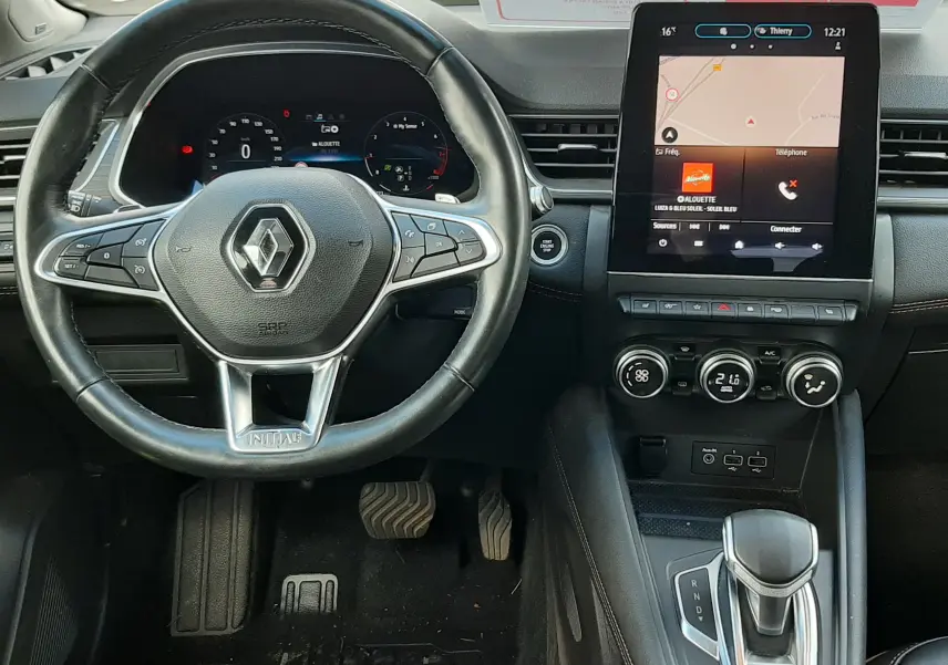 Vue intérieure du tableau de bord et volant cuir noir du Renault Captur 2020 avec écran tactile central et boîte automatique.
