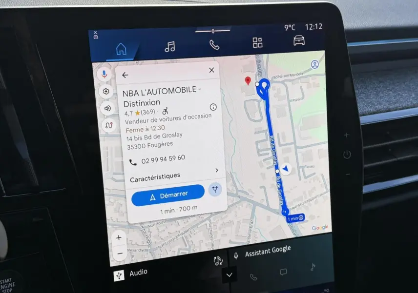 Écran tactile 12 pouces du système OpenR Link avec navigation Google Maps dans un Renault Espace noir étoilé 2025