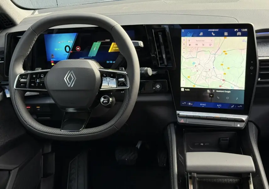 Vue intérieure du tableau de bord du Renault Espace VI 6 E-Tech avec volant multifonction et grand écran tactile central.