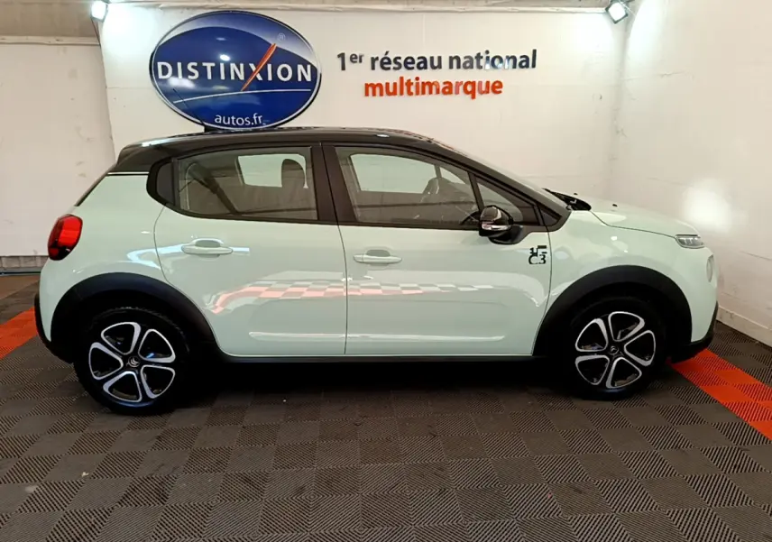 Profil côté gauche d'une Citroën C3 PureTech 82 S&S BVM Graphic vert clair avec toit noir et jantes stylisées