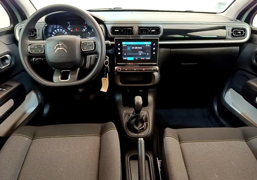 Intérieur de la Citroën C3 PureTech 82, vue frontale du tableau de bord avec écran tactile et volant multifonctions.