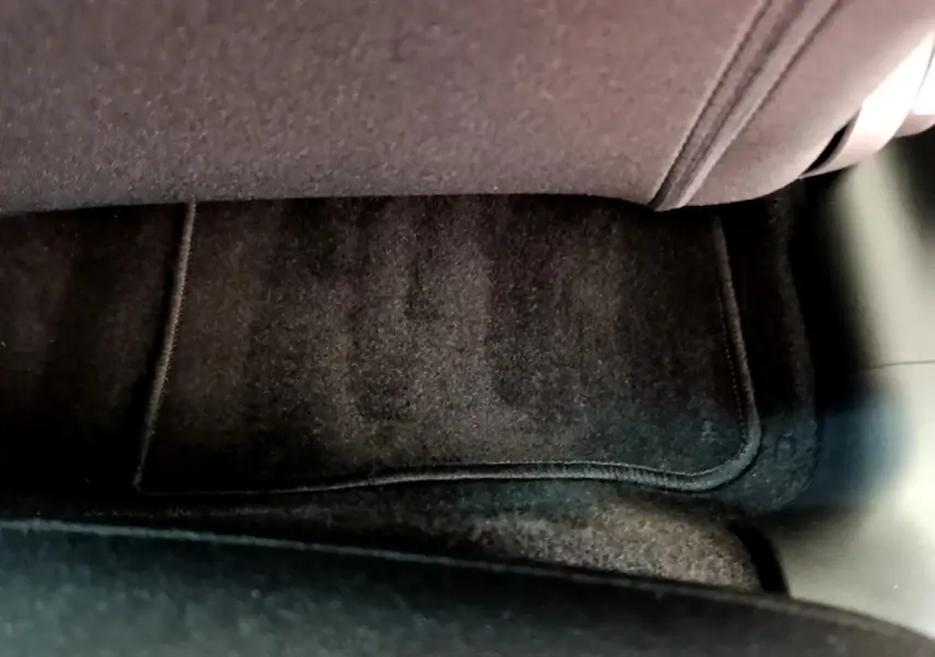 Vue rapprochée du tapis de sol noir sous le siège avant droit d'une Citroën C3 vert 2019 PureTech Graphic.