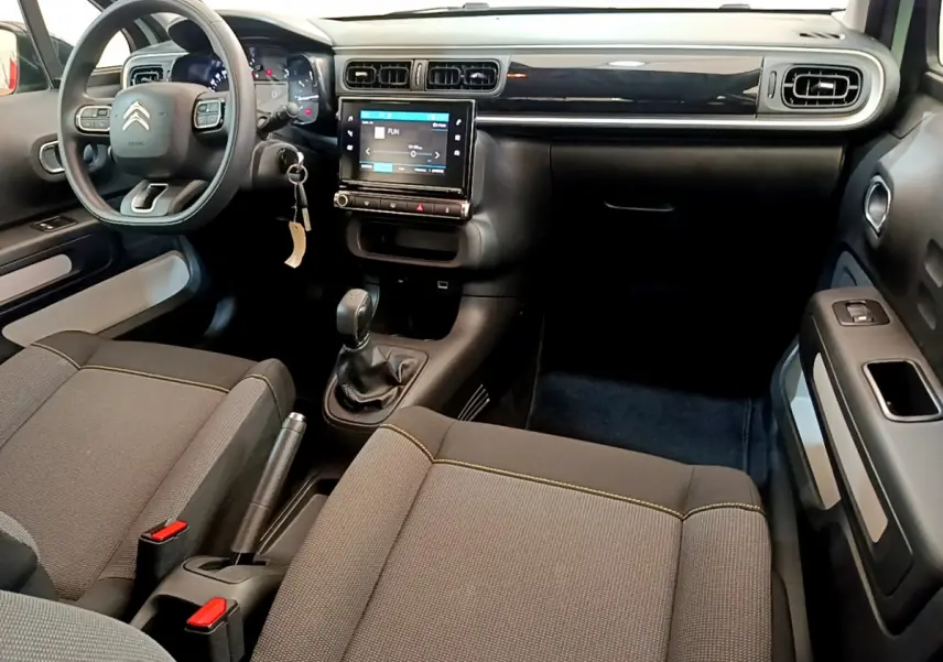 Intérieur avant du Citroën C3 PureTech 2019, vue côté conducteur, tableau de bord noir avec écran tactile 7 pouces.