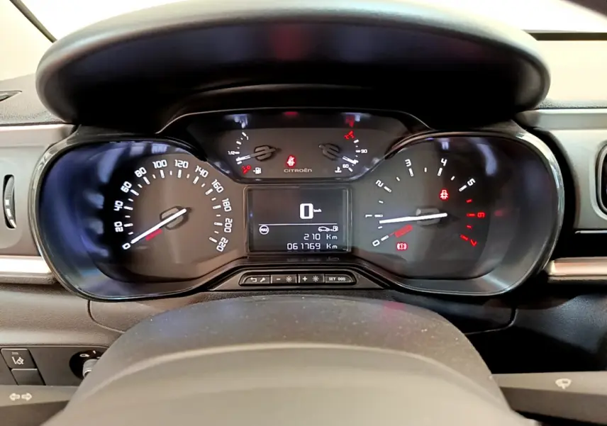 Tableau de bord de Citroën C3 PureTech 82 2019, affichage numérique et compteurs analogiques vus de face.