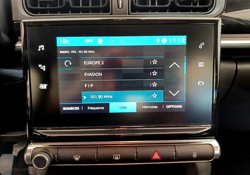 Écran tactile central affichant les stations radio dans l'habitacle d'une Citroën C3 2019 vert PureTech.