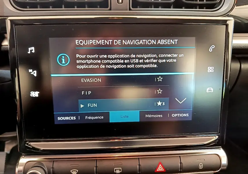 Écran tactile central de la Citroën C3 PureTech 82, affichant un message d'absence de navigation, vue rapprochée intérieure.
