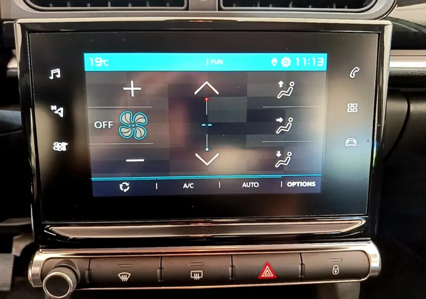 Écran tactile central de la Citroën C3 2019 affichant les réglages de climatisation à 19°C, vue frontale rapprochée.