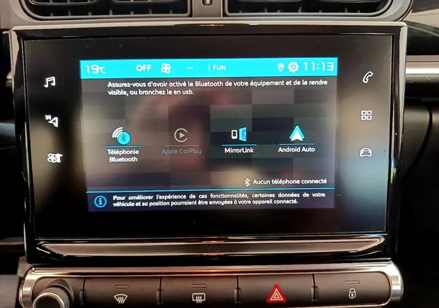 Écran tactile central de la Citroën C3 affichant les options Bluetooth, Apple CarPlay, MirrorLink et Android Auto.