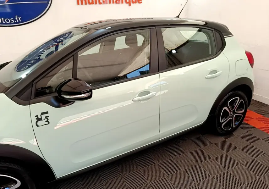Profil côté gauche d'une Citroën C3 2019 vert clair avec toit noir et jantes distinctives en alliage.