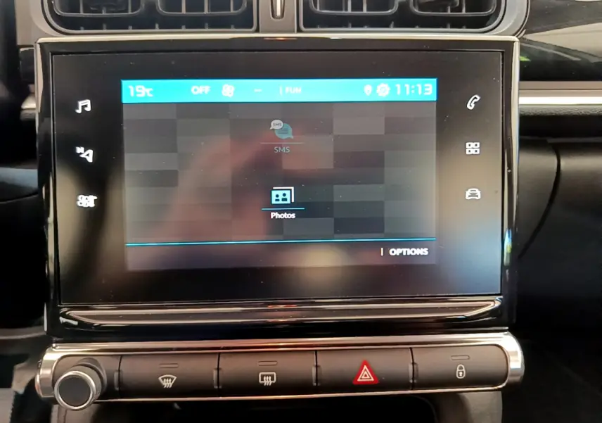 Écran tactile central affichant les options multimédia dans l'habitacle d'une Citroën C3 2019.