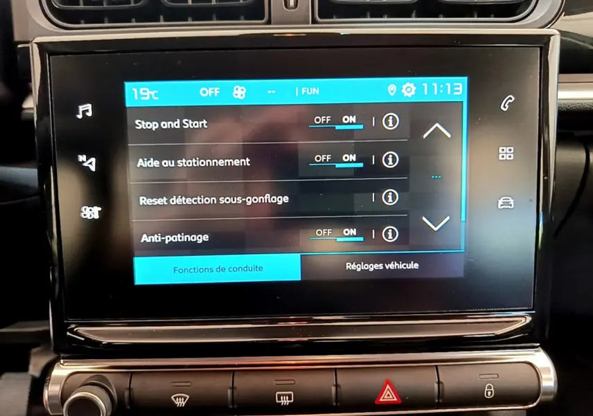 Écran tactile central de la Citroën C3 affichant les réglages d’aide à la conduite, vue rapprochée intérieure.