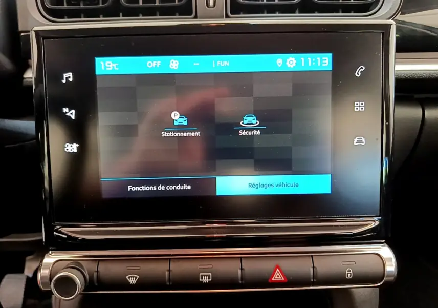 Écran tactile central de la Citroën C3 PureTech 82 vert, affichant les options de stationnement et sécurité.