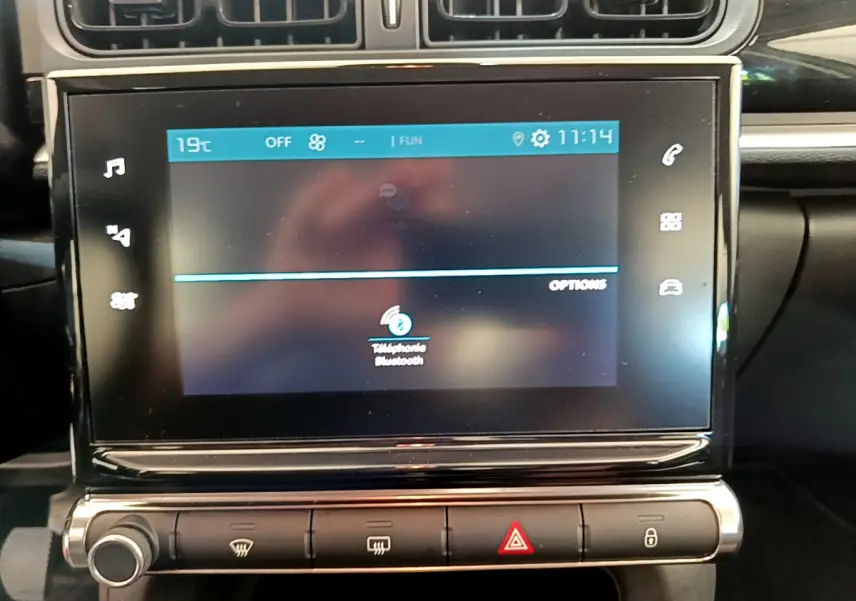 Écran tactile central affichant la connexion Bluetooth dans l'habitacle noir de la Citroën C3 2019.