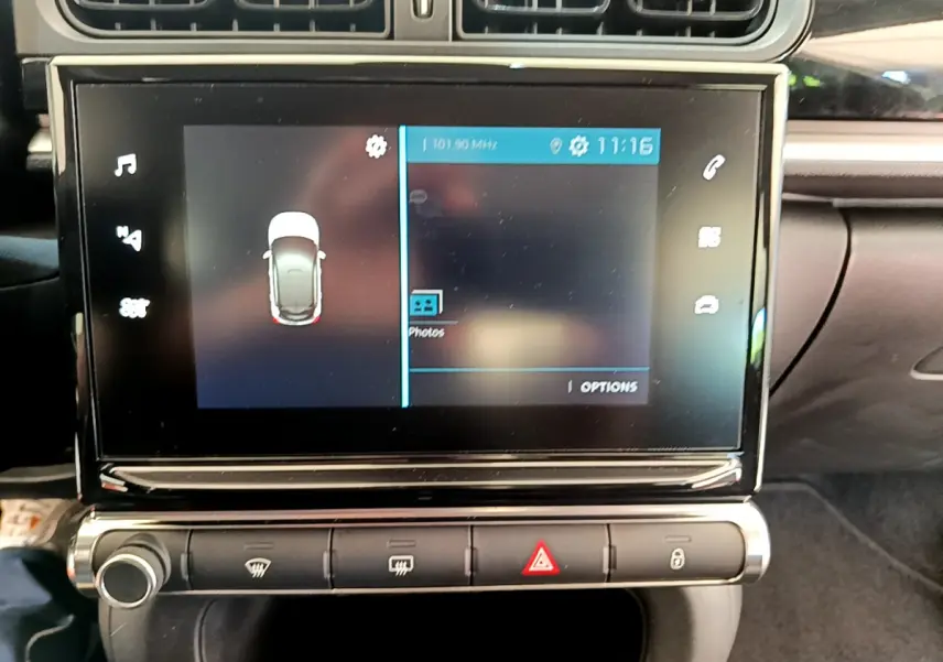 Écran tactile central de la Citroën C3 PureTech 82 vert, vue rapprochée du tableau de bord intérieur.