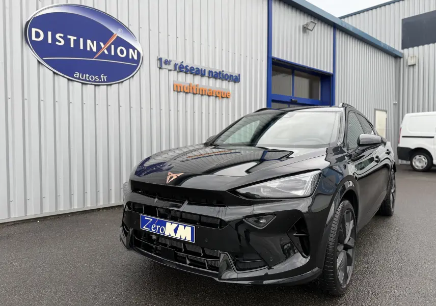 Vue 3/4 avant d'une CUPRA Formentor 1.5 eHybrid noir minuit, avec jantes noires et calandre distinctive.