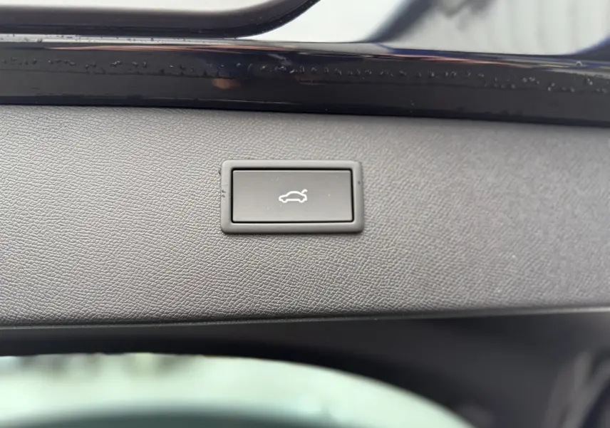 Bouton d'ouverture électrique du hayon sur la partie intérieure du coffre d'une CUPRA Formentor noir minuit.