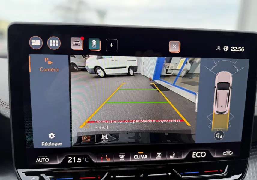 Écran intérieur de la CUPRA Formentor noir minuit 2025 montrant la caméra de recul avec guidage de trajectoire.