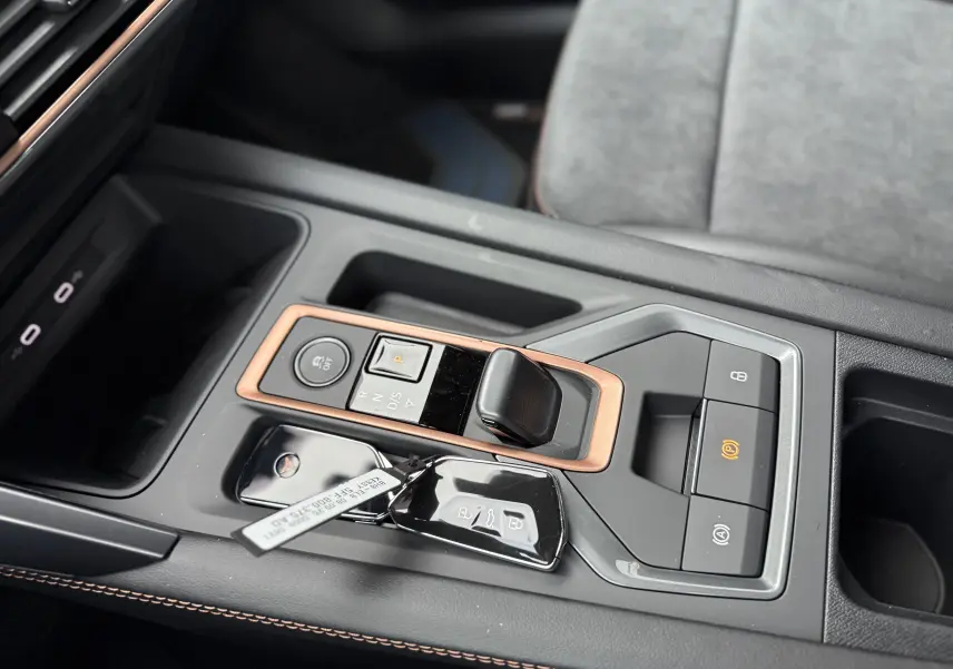 Vue rapprochée de la console centrale noire avec levier de boîte automatique et clé du CUPRA Formentor 1.5 eHybrid 2025.