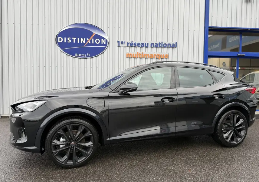 Vue de profil côté gauche d’un CUPRA Formentor noir minuit avec jantes noires et lignes sportives marquées.