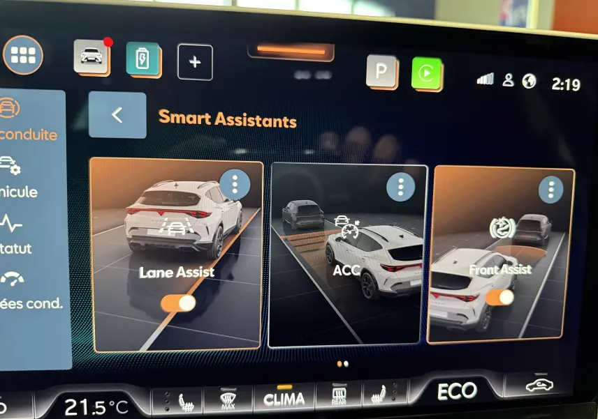 Écran tactile intérieur montrant les assistants de conduite d’une CUPRA Formentor noir minuit en vue arrière 3/4.