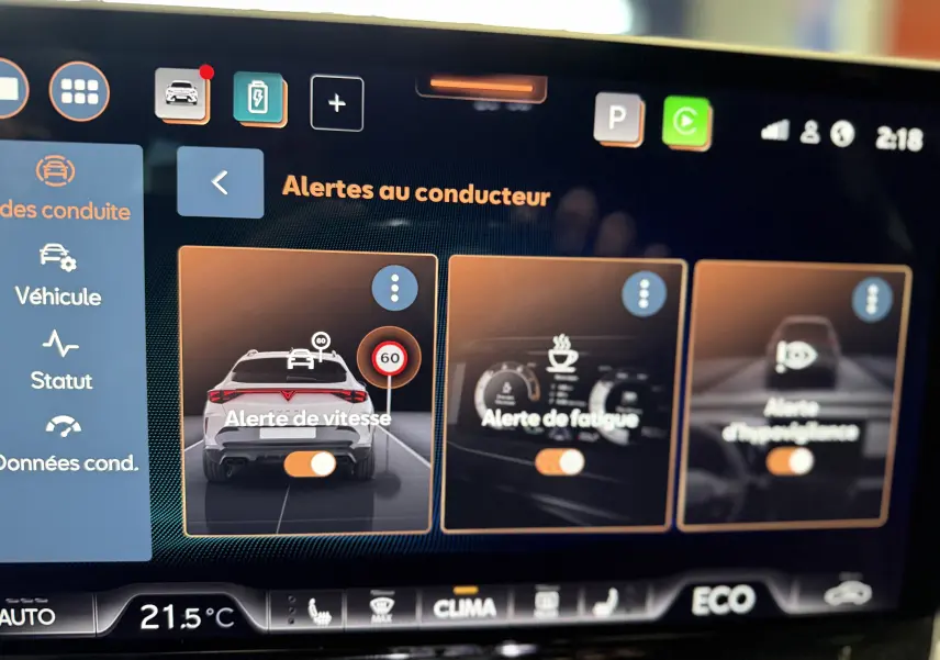 Écran tactile intérieur du CUPRA Formentor noir minuit montrant les alertes au conducteur en vue frontale.