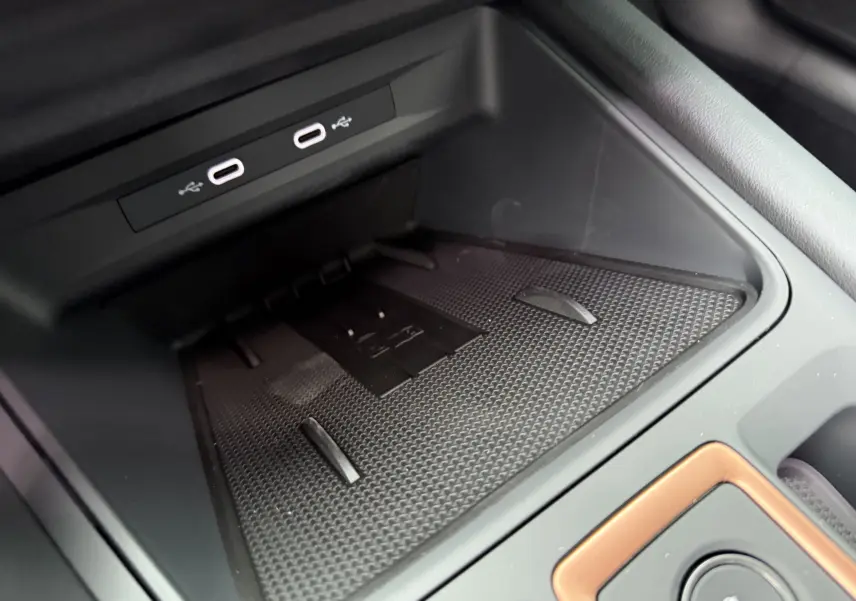 Gros plan sur la zone de recharge sans fil et ports USB-C dans l’habitacle noir du CUPRA Formentor 1.5 eHybrid 2025.
