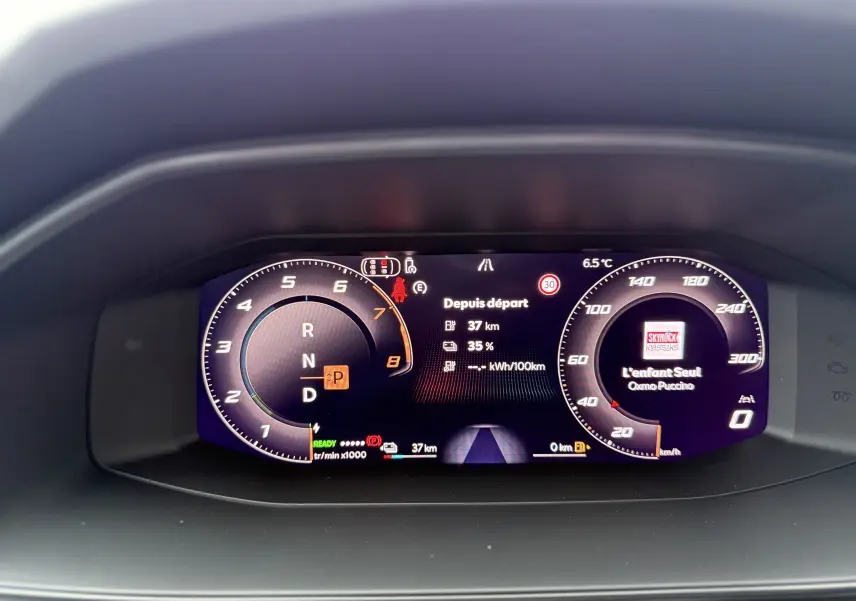 Tableau de bord numérique de la CUPRA Formentor noir minuit, affichant compte-tours, vitesse et informations de trajet.