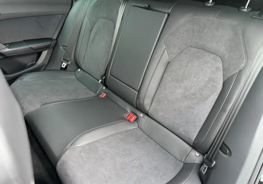 Vue intérieure sur les sièges arrière en cuir et alcantara gris foncé du CUPRA Formentor 1.5 eHybrid 2025.