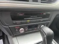 Gros plan sur la console centrale de l'Audi A6 Avant 2018 gris métal, avec commandes climatisation et levier de boîte automatique.