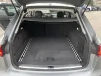 Coffre ouvert en vue arrière d'une Audi A6 Avant gris métal 2018, version 2.0 TDI S-Line avec intérieur spacieux.