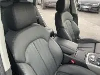 Vue intérieure montrant les sièges avant en cuir noir de l'Audi A6 Avant 2018, version S-Line, avec console centrale visible.