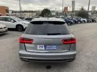 Vue arrière d'une Audi A6 Avant gris métal 2018, version 2.0 TDI S-Line avec feux LED et toit ouvrant visible.