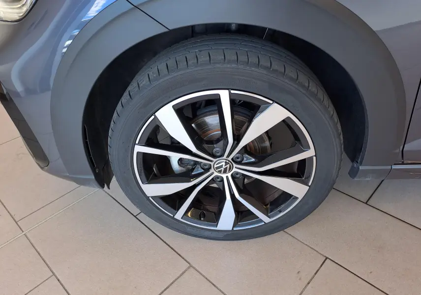 Gros plan sur la jante alliage 18 pouces "Misano" du Volkswagen Taigo gris cendré, avec pneu 215/45 R18 visible.