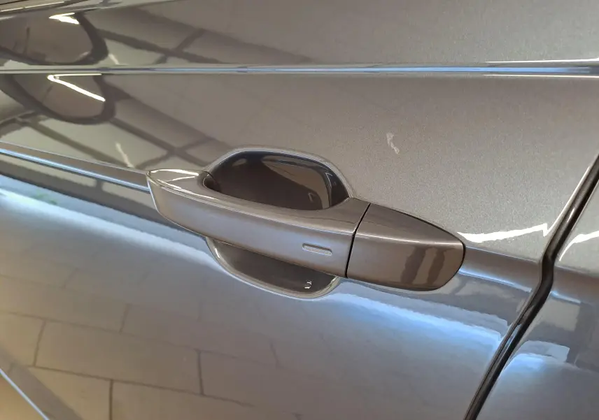 Poignée de porte côté droit du Volkswagen Taigo gris cendré métallisé, finition R-Line Edition 2025.