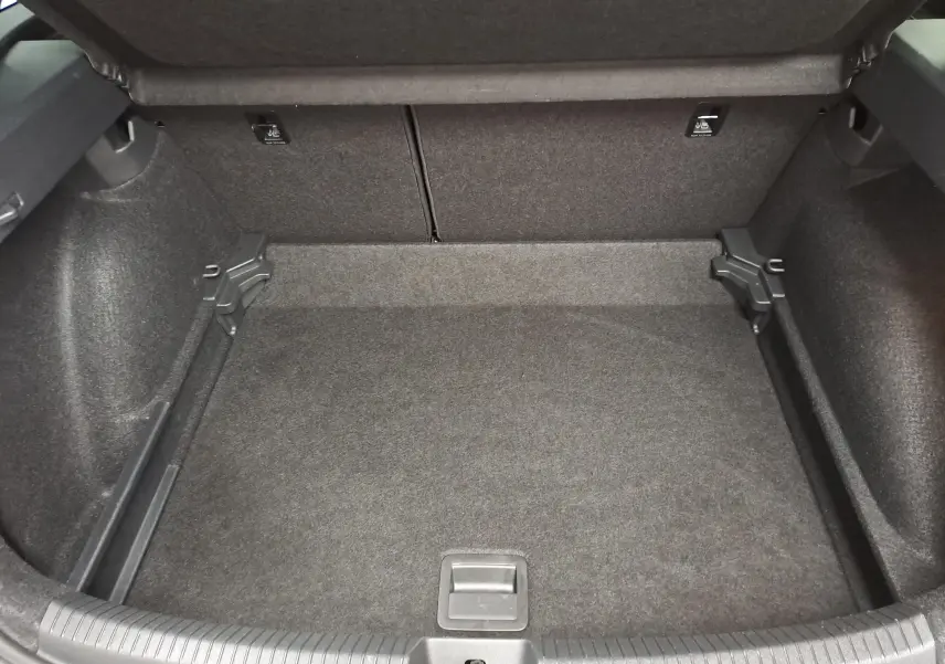 Coffre vide vu de l'intérieur, revêtement gris foncé, sans objet ni accessoire visible.