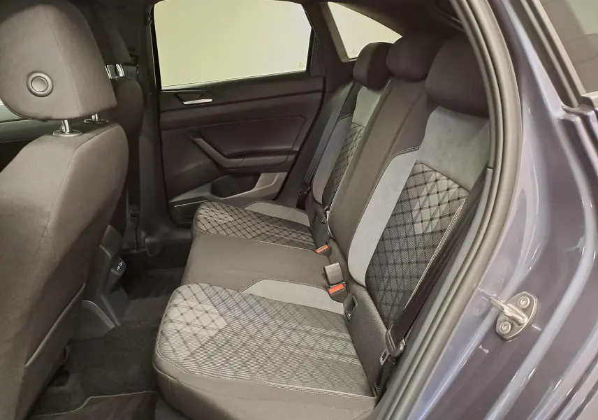 Vue intérieure côté droit des sièges arrière du Volkswagen Taigo gris cendré avec sellerie tissu à motifs géométriques.