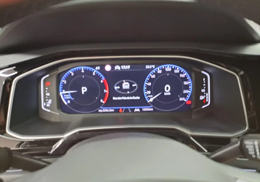 Tableau de bord numérique du Volkswagen Taigo 1.0 TSI R-Line, affichant la vitesse à 0 km/h et la température extérieure.