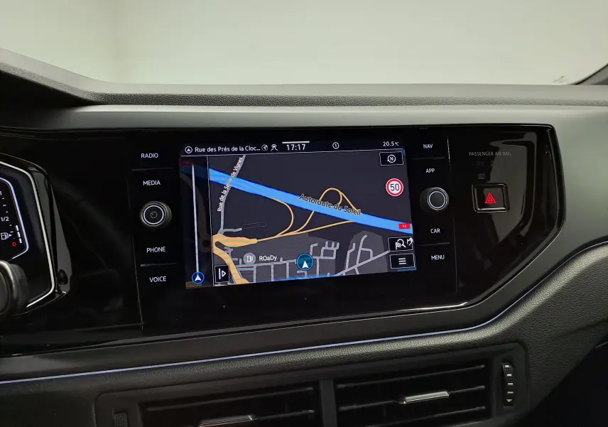 Écran tactile central du Volkswagen Taigo 2025 affichant la navigation avec carte et commandes autour.
