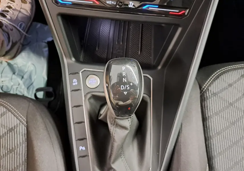 Vue rapprochée du levier de vitesses automatique noir du Volkswagen Taigo 1.0 TSI 116 DSG7 R-LINE EDITION, intérieur gris.