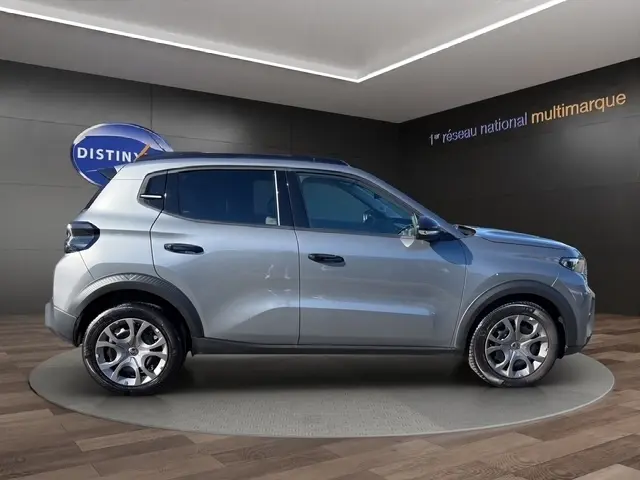 Profil droit d'une Citroën C3 Turbo 100 BVM6 MAX gris foncé, avec jantes alliage et vitres teintées.