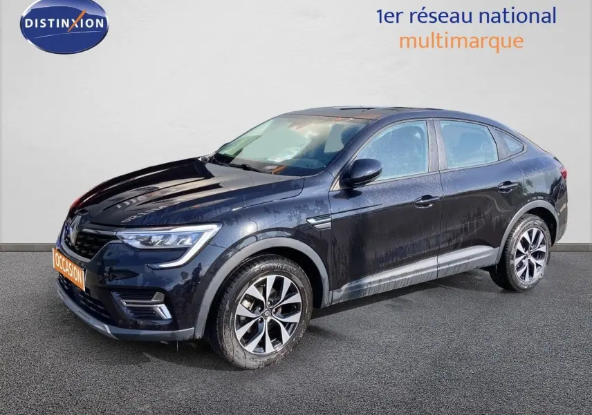 Renault Arkana noir métal en 3/4 avant droit, SUV hybride avec jantes bi-ton et feux LED distinctifs.