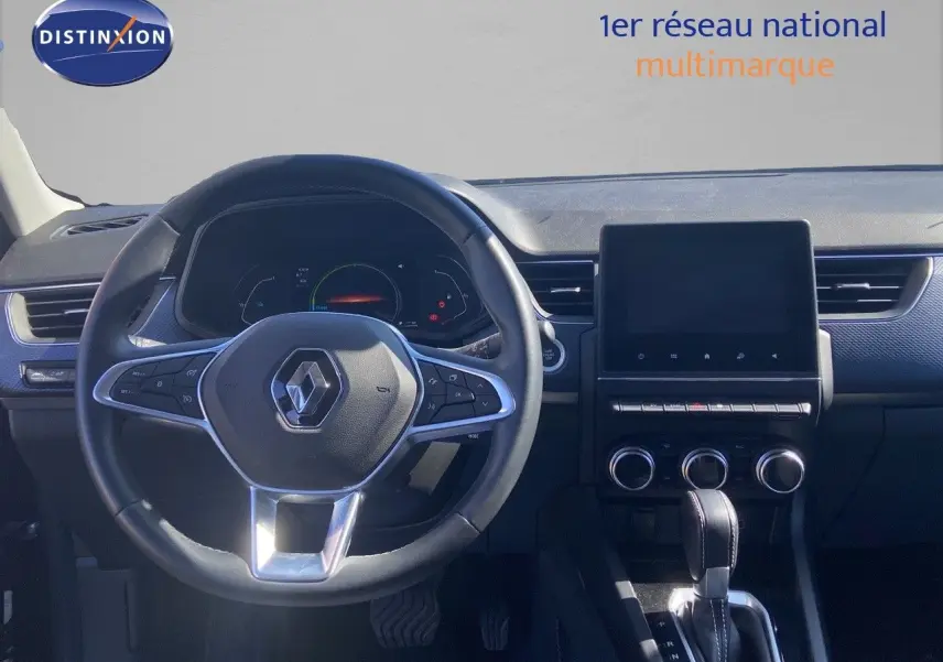 Vue intérieure centrée sur le volant et la console centrale d'une Renault Arkana noire, avec écran tactile et commandes visibles.