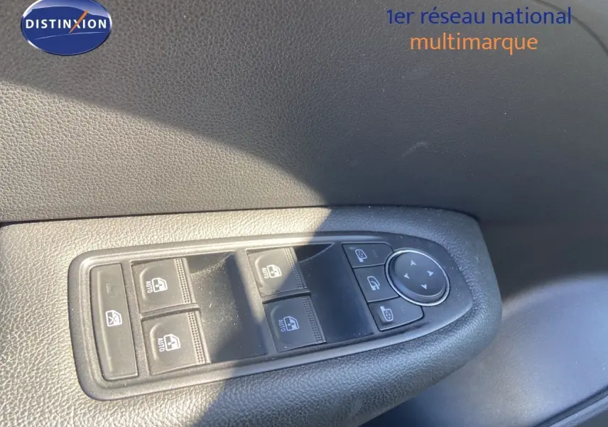 Commande des vitres électriques et réglage des rétroviseurs sur la porte côté gauche d’un Renault Arkana noir métal 2023.
