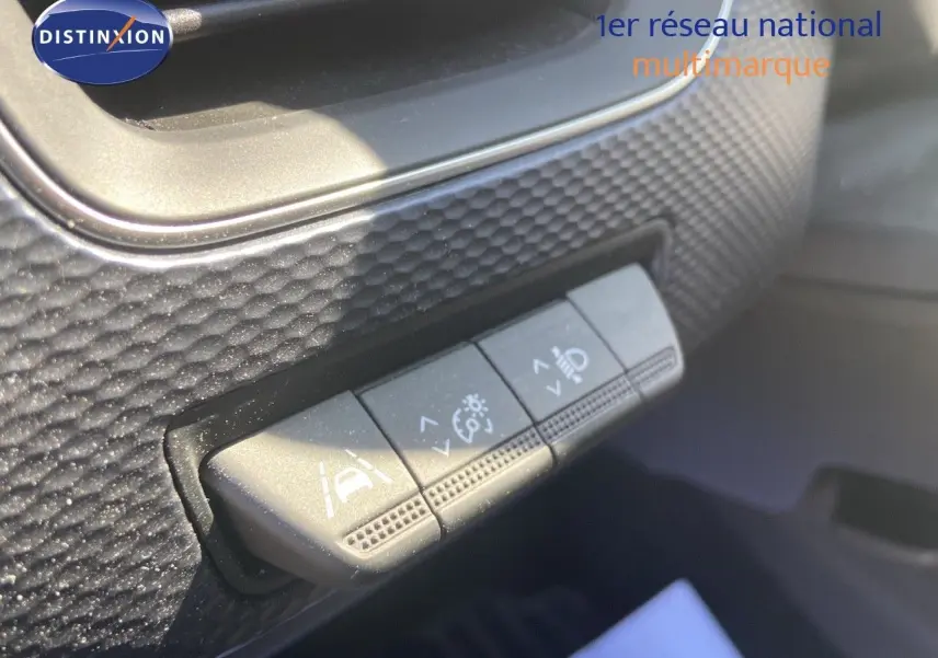 Gros plan sur les commandes de réglage d'assistance et éclairage dans l'habitacle du Renault Arkana noir métal 2023.