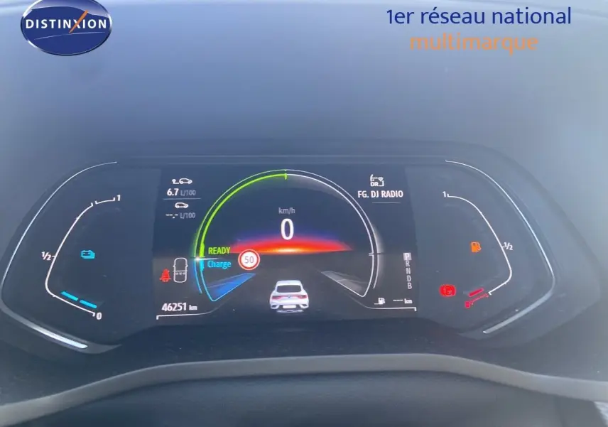 Tableau de bord numérique de Renault Arkana 1.6 E-TECH Hybrid 2023 affichant vitesse, consommation et autonomie.